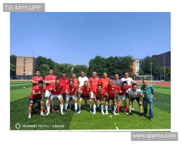 足球明星们齐聚一堂互相合照展现友谊与团结的精彩瞬间 足球明星们齐聚一堂互相合照展现友谊与团结的精彩瞬间